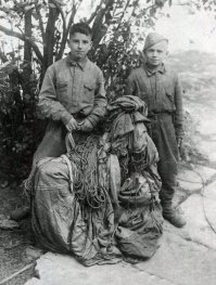 В ночь с 30 на 31 августа, а затем в ночь на 1 сентября 1943 года с Оршанского аэродрома поочередно поднимались в воздух двухмоторные немецкие самолеты. В каждом из них на жестких металлических сиденьях размещались по десять участников операции «Буссард».
 
У каждого «сарыча» за спиной был парашют, а в вещмешке - по три куска взрывчатки, запас продуктов на неделю и по 400 рублей денег. Некоторые источники утверждают, что каждому юному диверсанту выдавалась еще и бутылка водки. Но документальных подтверждений этому пока нет. Для обратного перехода линии фронта дети-диверсанты были снабжены письменным паролем на немецком языке: «Спецзадание, немедленно доставить в 1-Ц». Пароль был упакован в тонкую резиновую оболочку и вшит в полу брюк. Выброска на парашютах была произведена попарно.

Ранним утром 1 сентября 1943 года к Управлению контрразведки «СМЕРШ» Брянского фронта, который находился в городе Плавск Тульской области, подошли два необычных паренька. Нет, дело было не в том, как они были одеты – грязные поношенные гимнастерки, гражданские брюки… Дело было в том, что в руках они несли парашюты. Мальчишки уверенно подошли к часовому и велели немедленно их пропустить, потому что они – немецкие диверсанты и пришли сдаваться.
 
Через несколько часов в Москву, в Государственный Комитет Обороны (ГКО) было направлено спецсообщение с пометкой «Товарищу Сталину».
 
Спецсообщение. Совершенно секретно
 
«1 сентября 1943 года к Управлению контрразведки «СМЕРШ» Брянского фронта явились: Кругликов Михаил, 15 лет, уроженец г. Борисова БССР, русский, образование 3 класса, и Маренков Петр, 13 лет, уроженец Смоленской области, русский, образование 3 класса. В процессе бесед и опроса подростков установлено наличие диверсионной школы подростков в возрасте 12—16 лет, организованной германской военной разведкой Абвер. В течение месяца Кругликов и Маренков вместе с группой из 30 человек обучались в этой школе, которая дислоцируется на охотничьей даче, в 35 км от гор. Кассель (Южная Германия). Одновременно с Крутиковым и Маренковым в наш тыл с аналогичным заданием были заброшены еще 27 диверсантов-подростков в разные районы железнодорожных станций Московской, Тульской, Смоленской, Калининской, Курской и Воронежской областей. Это свидетельствует о том, что немцы пытаются этими диверсиями вывести из строя наш паровозный парк и тем самым нарушить снабжение наступающих войск Западного, Брянского, Калининского и Центрального фронтов. Начальник Управления контрразведки СМЕРШ Брянского фронта генерал-лейтенант Железников Н. И.».

В то время, когда Сталин читал это сообщения, Миша Кругликов и Петя Маренков вместе с оперативниками искали в лесу оставшихся диверсантов. Реакция Сталина на столь необычную новость была весьма неожиданна. Вот что об этом сообщает генерал-майор КГБ Николай Губернаторов: «Значит, арестовали! Кого? Детей! Им учиться надо, а не в тюрьме сидеть. Выучатся - порушенное хозяйство будут восстанавливать. Соберите их всех и отправьте в ремесленное училище. А об опасности нашим коммуникациям доложить в ГКО».

С 31 мая 1941 года уголовная ответственность за совершения преступления В СССР наступала с 14 лет. Практически каждый из малолетних диверсантов Абвера мог быть подвергнут высшей мере наказания, и лишь устное распоряжение Сталина сохранило этим детям жизнь.