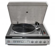 До сих пор живой, еще две большие колонки и большая стопка пластинок от сказок до Битлз.