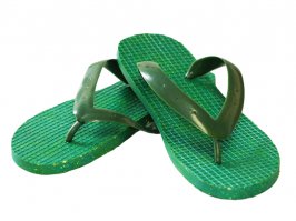 Добавлю. 
Сланцы
В Советском Союзе известным производителем резиновых шлёпанцев был завод «Полимер» в городе Сланцы Ленинградской области. Многие покупатели полагали, что выдавленное на подошвах слово «Сланцы» это название обуви. Далее слово вошло в активный словарный запас и превратилось в синоним слова «шлёпанцы».