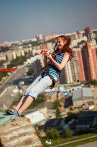 Мы ждали вылет 7 часов. Настроение менялось от «ООО КРУТО ПРЫГАЕМ» до «Блин, да скоро уже, да домой...» А вот когда я эмм... Как это правильно — роупджампила?))))) короче прыгала со страховкой с высотки — тогда да, была прям ух как мурашечно)