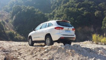 Сзади один в один Хайлендер, с него наверно и рисовали, а не с паджеро