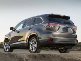 Сзади один в один Хайлендер, с него наверно и рисовали, а не с паджеро