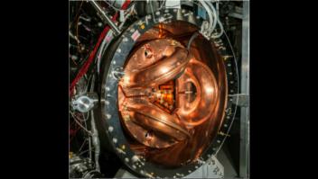 сегодня на портале Вести.ru
Энергия, вырабатываемая новым ядерным реактором, будет дешевле угольной.
Как следует из названия, ядерный синтез основан на слиянии атомов водорода с образованием гелия. В ходе этого процесса выделяется огромное количество энергии. Есть версия, что с помощью ядерного синтеза один стакан воды может производить столько же энергии, сколько полмиллиона баррелей нефти. Также эта технология безопаснее, чем АЭС, которые полагаются на расщепления тяжёлых атомов.