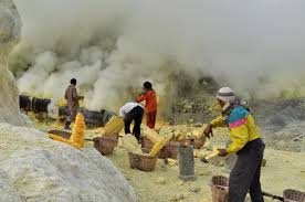 Отчаянные люди....на ровне с ныряльщиками за жемчугами и добытчиками серы с кратера вулкана.