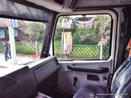 И в-третьих, у нормального фуровода обзор в зеркале примерно как на картинке. Как Вы можете судить, НЕ ЗАМЕТИТЬ зажимаемую легковушку в нем весьма сложно. Разве что, если зажмуриться.