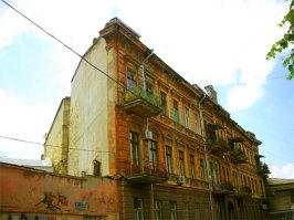 Ведьмин дом в Одессе стал очень популярной достопримечательностью случайно – на деле при его строительстве никто и не планировал создавать архитектурный шедевр и кого-то удивлять. Дата возведения этого дома точно не известна, как и имя архитектора, подарившего городу еще одно чудо, но предположительно дом был построен либо в 30-е годы XIX века, когда проводилась основная застройка улицы, либо в начале XX века.

Версий причин, по которым дом получился таким, какой он есть, существует несколько. Согласно одной из них, при строительстве оказалось, что средств не достаточно, и архитекторы просто нашли выход из сложной ситуации: свели две боковых стены вместе так, что по форме сверху дом стал напоминать треугольник, а под определенным углом – казаться совершенно плоским. По другой версии, руководитель строительства был пьян, когда подписывал документы, и его просто обманул подрядчик, поэтому не хватило средств, и было найдено такое оригинальное решение. Еще одна версия, которую многие считают наиболее вероятной, заключается в том, что было просто недостаточно земли, а отступать от исторической застройки улицы было нельзя, поэтому было построено столь удивительное с одной и столь традиционное с другой стороны здание.

Какими бы ни были причины, благодаря которым появилась еще одна интереснейшая достопримечательность Одессы – плоский дом – это оригинальное зрелище стоит увидеть своими глазами. Все, кто приезжают на отдых в Одессе, стремятся посмотреть на этот мистический дом, сфотографировать его, чтобы потом подшутить над своими друзьями, показав им фотографии, привезти из поездки в Южную Пальмиру частичку веселого одесского настроения.