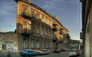 Ведьмин дом в Одессе стал очень популярной достопримечательностью случайно – на деле при его строительстве никто и не планировал создавать архитектурный шедевр и кого-то удивлять. Дата возведения этого дома точно не известна, как и имя архитектора, подарившего городу еще одно чудо, но предположительно дом был построен либо в 30-е годы XIX века, когда проводилась основная застройка улицы, либо в начале XX века.

Версий причин, по которым дом получился таким, какой он есть, существует несколько. Согласно одной из них, при строительстве оказалось, что средств не достаточно, и архитекторы просто нашли выход из сложной ситуации: свели две боковых стены вместе так, что по форме сверху дом стал напоминать треугольник, а под определенным углом – казаться совершенно плоским. По другой версии, руководитель строительства был пьян, когда подписывал документы, и его просто обманул подрядчик, поэтому не хватило средств, и было найдено такое оригинальное решение. Еще одна версия, которую многие считают наиболее вероятной, заключается в том, что было просто недостаточно земли, а отступать от исторической застройки улицы было нельзя, поэтому было построено столь удивительное с одной и столь традиционное с другой стороны здание.

Какими бы ни были причины, благодаря которым появилась еще одна интереснейшая достопримечательность Одессы – плоский дом – это оригинальное зрелище стоит увидеть своими глазами. Все, кто приезжают на отдых в Одессе, стремятся посмотреть на этот мистический дом, сфотографировать его, чтобы потом подшутить над своими друзьями, показав им фотографии, привезти из поездки в Южную Пальмиру частичку веселого одесского настроения.