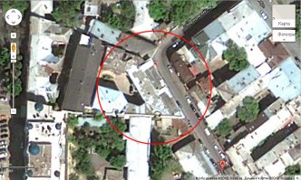 Ведьмин дом в Одессе стал очень популярной достопримечательностью случайно – на деле при его строительстве никто и не планировал создавать архитектурный шедевр и кого-то удивлять. Дата возведения этого дома точно не известна, как и имя архитектора, подарившего городу еще одно чудо, но предположительно дом был построен либо в 30-е годы XIX века, когда проводилась основная застройка улицы, либо в начале XX века.

Версий причин, по которым дом получился таким, какой он есть, существует несколько. Согласно одной из них, при строительстве оказалось, что средств не достаточно, и архитекторы просто нашли выход из сложной ситуации: свели две боковых стены вместе так, что по форме сверху дом стал напоминать треугольник, а под определенным углом – казаться совершенно плоским. По другой версии, руководитель строительства был пьян, когда подписывал документы, и его просто обманул подрядчик, поэтому не хватило средств, и было найдено такое оригинальное решение. Еще одна версия, которую многие считают наиболее вероятной, заключается в том, что было просто недостаточно земли, а отступать от исторической застройки улицы было нельзя, поэтому было построено столь удивительное с одной и столь традиционное с другой стороны здание.

Какими бы ни были причины, благодаря которым появилась еще одна интереснейшая достопримечательность Одессы – плоский дом – это оригинальное зрелище стоит увидеть своими глазами. Все, кто приезжают на отдых в Одессе, стремятся посмотреть на этот мистический дом, сфотографировать его, чтобы потом подшутить над своими друзьями, показав им фотографии, привезти из поездки в Южную Пальмиру частичку веселого одесского настроения.