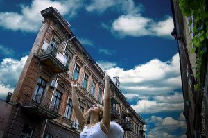 Ведьмин дом в Одессе стал очень популярной достопримечательностью случайно – на деле при его строительстве никто и не планировал создавать архитектурный шедевр и кого-то удивлять. Дата возведения этого дома точно не известна, как и имя архитектора, подарившего городу еще одно чудо, но предположительно дом был построен либо в 30-е годы XIX века, когда проводилась основная застройка улицы, либо в начале XX века.

Версий причин, по которым дом получился таким, какой он есть, существует несколько. Согласно одной из них, при строительстве оказалось, что средств не достаточно, и архитекторы просто нашли выход из сложной ситуации: свели две боковых стены вместе так, что по форме сверху дом стал напоминать треугольник, а под определенным углом – казаться совершенно плоским. По другой версии, руководитель строительства был пьян, когда подписывал документы, и его просто обманул подрядчик, поэтому не хватило средств, и было найдено такое оригинальное решение. Еще одна версия, которую многие считают наиболее вероятной, заключается в том, что было просто недостаточно земли, а отступать от исторической застройки улицы было нельзя, поэтому было построено столь удивительное с одной и столь традиционное с другой стороны здание.

Какими бы ни были причины, благодаря которым появилась еще одна интереснейшая достопримечательность Одессы – плоский дом – это оригинальное зрелище стоит увидеть своими глазами. Все, кто приезжают на отдых в Одессе, стремятся посмотреть на этот мистический дом, сфотографировать его, чтобы потом подшутить над своими друзьями, показав им фотографии, привезти из поездки в Южную Пальмиру частичку веселого одесского настроения.