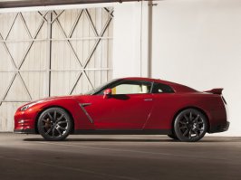 Сбоку профиль от Nissan GTR напоминает
