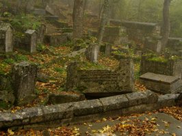 Автор такой впечатлительный))) Тогда даже не думай на Мангуп идти, а то попадешь на Караимское кладбище и совсем испугаешься))