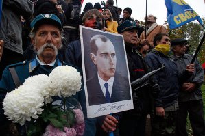 постоянно забываю что ваши каналы вам этого не показывают, а другие каналы вы не смотрите...
тебя же на самом деле не интересуют все твои ,,ЧЁ,,  ты  сам себе уже на все ответил и на каждого убитого  свидомыми ребенка  у тебя есть оправдательный ответ и внутреннее понимание что так надо и что по любому вы правы и кто  так не думает - тот зомби...
У вас там свой мирок, но весь мир видит вас такими: