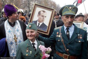 постоянно забываю что ваши каналы вам этого не показывают, а другие каналы вы не смотрите...
тебя же на самом деле не интересуют все твои ,,ЧЁ,,  ты  сам себе уже на все ответил и на каждого убитого  свидомыми ребенка  у тебя есть оправдательный ответ и внутреннее понимание что так надо и что по любому вы правы и кто  так не думает - тот зомби...
У вас там свой мирок, но весь мир видит вас такими: