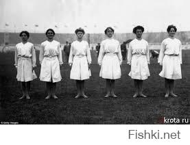 Датская команда по спортивной гимнастике на Олимпийских Играх в Лондоне в 1908 году в форме, которая выглядят более подходящей для карате, чем гимнастики.