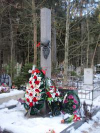 На Северном кладбище Петербурга похоронен Александр Белов. Там каждый год собирается куча народа что бы отметить его день рождение. Приходит и актер Мегицко. Видимо играет в баскетбол. У меня недалеко родственники похоронены. Могила в цветах и убрана. Светлая память.