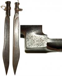 Это тоже штык к винтовке Мосина ( Штык русский экспериментальный 1905 г.)
Длина общая - 38,2 см; длина клинка - 30,6 см; ширина клинка - 2,5 см; ширина клинка в передней трети - 3,7 см; длина трубки - 7,3 см; внутренний диаметр трубки - 1,6 см; ширина обуха клинка - 1,2 см. Клинок стальной плоский, с елманью, однолезвийный, без долов, в передней трети имеет плавное расширение и затем сужается к острию. Обух клинка утолщенный, прямоугольного сечения. В основании клинка обух имеет по бокам две полукруглые выемки. На клинке в месте крепления трубки пробиты два клейма: "П" в круге и "В" со стрелой. Трубка без мулька, с двухколенчатой прорезью слева и хомутиком. Задний конец трубки утолщен. Форма клинка, заточка лезвия, а также наличие двух полкруглых выемок в основании обуха говорят о том, что к этому штыку предусматривалось крепление специальной детали с режущей кромкой, превращающий штык в ножницы для разрезания колючей проволоки. Штык начал использоваться во время русско-японской войны (1904-1905 гг.), хотя боевое применение нашел лишь во время Первой мировой войны. Россия, начало ХХ века (после 1905 года). Задача конструктора понятна - придать оружию режущие и секущие свойства за счёт свойств колющих. То есть, старались повысить универсальность за счёт снижения эффективности. Хорошо, что эта псевдонагината в войсках не прижилась. Таких штыков сохранилось очень мало, и свидетельства об их боевом применении относятся ко временам ПМВ.

Есть предположения (фото 2), что выглядел этот штык в комплекте с инструментом для резки проволочных заграждений. Но боевая ценность сего девайса крайне сомнительна.