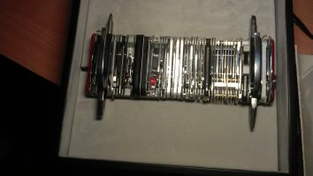 Видел ножик своими глазами! Пользоваться не возможно. Он не разбирается. Вообще только на показать.