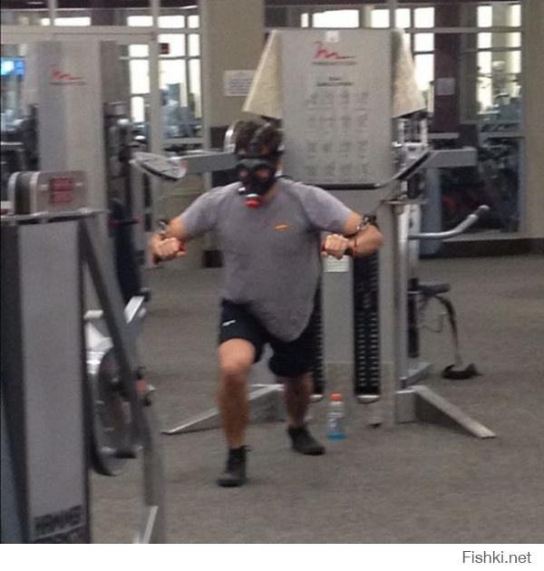 Он не чудак, это специальная маска для ограничения дыхания при занятиях спортом. Быстрее торкает  с ней.