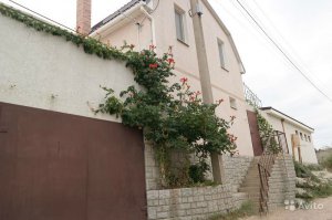 Урежьте бобра. Я понимаю ваше желание срубить бабла с наследства от бабульки, но добив еще 0,5 ляма, я могу купить вот такое под Севастополем (солнышко взошло, запело лето - спасибо Путину за это).  200 квадратов, все удобства, и т.д. (не реклама).
Далековато от Москвы - да и х... на Москву.