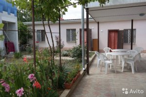 Урежьте бобра. Я понимаю ваше желание срубить бабла с наследства от бабульки, но добив еще 0,5 ляма, я могу купить вот такое под Севастополем (солнышко взошло, запело лето - спасибо Путину за это).  200 квадратов, все удобства, и т.д. (не реклама).
Далековато от Москвы - да и х... на Москву.