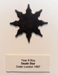 Коллекция запрещенных предметов, изъятых у школьников