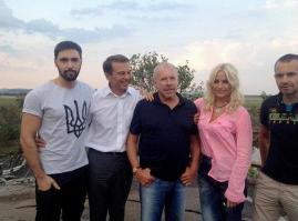 А вот и сиротки с беженцами, для которых Макарович давал концерт на кукарине.