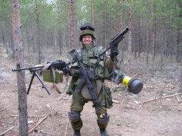 Че то выглядит как доктор фриман, или любой другой главный персонаж из игры