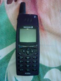 в 1999 приобрел первый мой мобильный телефон. эрикссон р320с. с ним шел крепеж на ремень. клипса вешалась на пояс, а на телефон прикручивался винт. он вщелкивался в клипсу. так вот я сначала не мог вкурить конструкцию. полез в инструкцию. в русскоязычной версии ни слова о креплении. нашел в этой же книжечке, но на англицком диалекте. настоящие русские один хрен в инструкции не смотрят. за границей это тоже знают!
телефоном, кстати, после меня пользовался отец, потом тетка. с год назад я заполучил его обратно. как новый до сих пор!