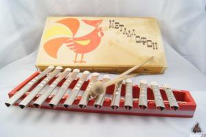 без такого не принимали в музыкальную школу, помню, просили отвернуться и назвать ноту на слух