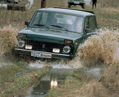 победила нива 2121, она полями быстрее приехала