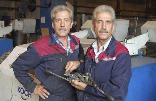 А, знаю их, автослесари с Горбушки, уже давно не снимаются