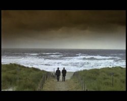 «На небе…, только и разговоров ,что о море и о закате… там говорят о том как чертовски здорово наблюдать за огромным огненным шаром, как он тает в волнах,и еле видимый свет словно от свечи горит где то в глубине…» ...шедевральный фильм.