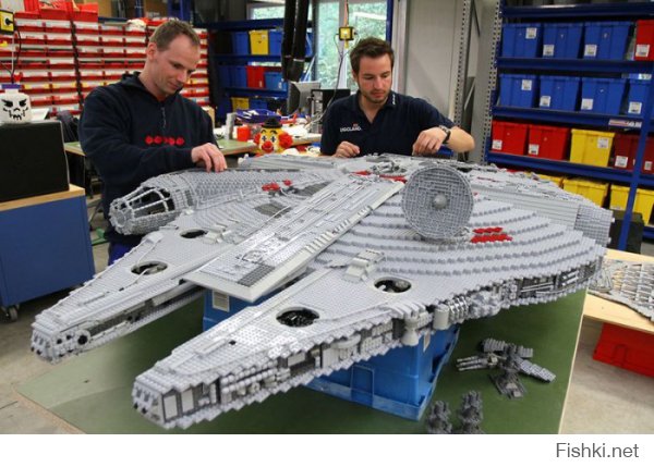 Из конструктора «Лего» собрали недетских размеров модели