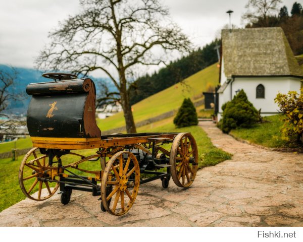 Первый электромобиль - это Lohner-Porsche 1898 года.