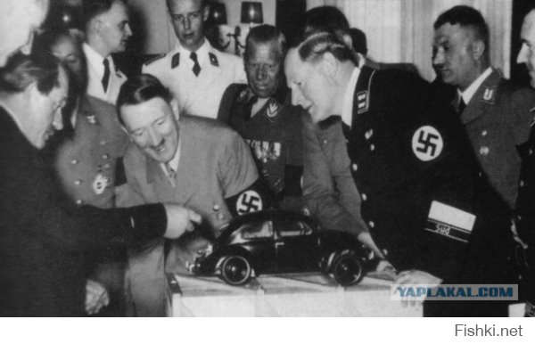 Фердинанд По́рше, показывающий модель жука Гитлеру, 1930-е