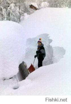 Да нет, не холодно. Редко бывает ниже -10. Гольфстрим греет. А вот снега много. В первую мою зиму там в апреле месяце (!) был установлен местный рекорд по лежащему на земле снегу. Высота снежного покрова составила 2,4 метра. Всего же за эту зиму выпало 8,7 метров снега. Были даже созданы муниципальные службы, которые помогали людям в буквальном смысле откопать выход из дома