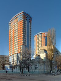 Вообще раньше в Саратове не было высотных зданий, грунтовые воды и оползневая зона. Последние годы стали строить.