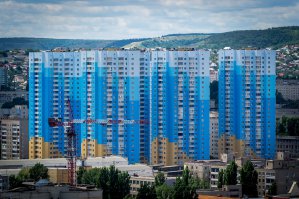 Вообще раньше в Саратове не было высотных зданий, грунтовые воды и оползневая зона. Последние годы стали строить.