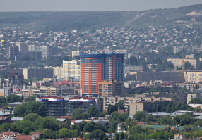 Вообще раньше в Саратове не было высотных зданий, грунтовые воды и оползневая зона. Последние годы стали строить.