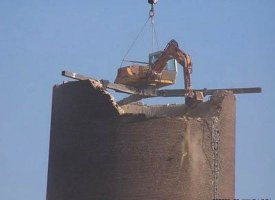 у мужика в экскаваторе яйца железо-бетонные