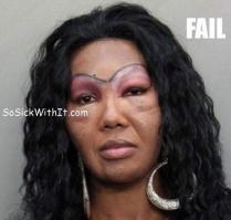 Пиз.дюль замазала под левым глазом