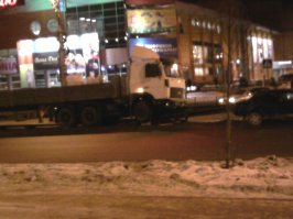 Не веселый молочник, но длинномер тоже плотненько висит на ограждении. На второй фоте видно что "постелил" он метров 30 ограждения прежде чем на него влезть.