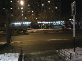 Не веселый молочник, но длинномер тоже плотненько висит на ограждении. На второй фоте видно что "постелил" он метров 30 ограждения прежде чем на него влезть.