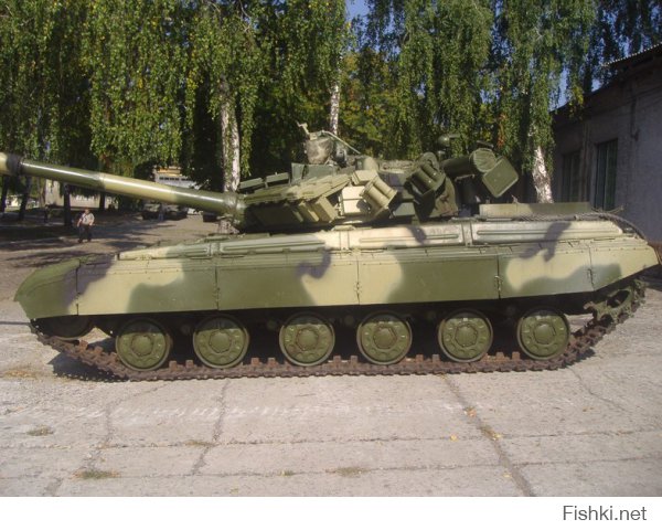 На фотке Т-72 согласен. Катки вогнутые и выхлоп слева. А теперь, идиот, найди это все в ролике. У первого танка можно разглядеть что катки плоские и у всех танков выхлоп сзади как и положено Т-64