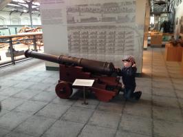 Я специально не фоткал, но могу поискать на харде фотки из любого лондоснкого музея. Вот пара фоток из главного зала королевского музея артиллерии