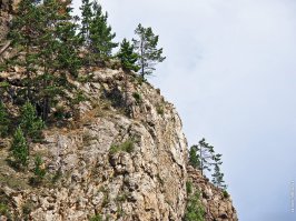 Да, красота там неописуемая
Живописные скалы
Еще когда на кораблик пересаживались обратили внимание что если с причала смотреть в воду(а глубина там приличная сразу, чтобы корабли могли подойти), то дно видно идеально со всеми камушками - т.е. чистейшая водичка)
Еще на конечной станции есть музей с макетами основных мостов и этапов строительства КБЖД