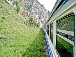 Да, красота там неописуемая
Живописные скалы
Еще когда на кораблик пересаживались обратили внимание что если с причала смотреть в воду(а глубина там приличная сразу, чтобы корабли могли подойти), то дно видно идеально со всеми камушками - т.е. чистейшая водичка)
Еще на конечной станции есть музей с макетами основных мостов и этапов строительства КБЖД