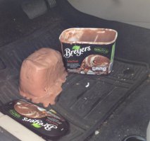 И чё? Столовой ложечкой сверху еще жрать можно. Коврик помыть и усё...