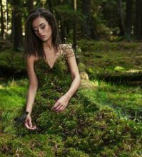 Интересно а жучки и червечки её писю не щекотят?