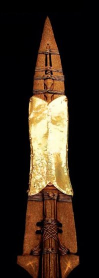 Ну если английские учёные сказали что оно подлинное - значит так оно и есть :) разве они ошибались когда.
Вообще считается, что подлинник хранится в Вене (см. фото). IMHO, оно больше похоже на копьё, чем армянская поделка. Скорее все армянский вариант был сделан чисто символично (да и сходство у него с копьём символичное) довольно давно, а теперь в погоне за сенсацией его какие-то никому не известные журналюшки объявляют самым подлинным. На мой взгляд это больше похоже на навершье флагштока.

История венского Копья Судьбы интересна... Вроде  б гитлер лично забрал Копье Судьбы сразу после оккупации. Еще до окончания войны в 1945г копьём судьбы заинтересовались американцы и не кто-нибуль, а лично генерал Паттон. В итоге они наткнулись на тайник случайно 30 апреля 1945 года. Так Копье Судьбы оказалось в руках американцев, а через несколько часов гитлер покончил жизнь самоубийством... Символично однако... Генерал передал Копьё президенту США Трумэну. Обладая им, Трумэн отдал приказ о бомбардировки японских городов Хиросимы и Нагасаки... 4 января 1946 года по приказу уже другого президента, — Дуайта Эйзенхауэра, — священное копье было возвращено в Австрию в Венский Национальный банк. Уже тогда поползли слухи, что США вернули Австрии вовсе не Копье Судьбы, а искусную подделку...

Вот что написано в википедии:
Хофбургское копьё и Гитлер[править | править вики-текст]

Гитлер рядом с имперскими клейнодами. 1938 год.
Источник особенного интереса Гитлера к этому артефакту можно отыскать у Тревора Рейвенскрофта (Trevor Ravenscroft) в его книге «Копьё Судьбы» (англ. издание 1972 г., немецкое — 1974 г.). Рейвнскрофт отождествляет здесь Копьё Судьбы и Святое Копьё, входящее в состав атрибутов императорской власти.

По версии Рейвнскрофта, в октябре 1907 Гитлер приехал в Вену для того, чтобы поступить в Академию изящных искусств, но провалил вступительные экзамены. Оставшись в Вене Гитлер снял квартиру вместе с другом детства Августом Кубичеком, где они жили крайне небогато. Впервые Гитлер увидел копьё в 1909 году — Гитлер посещал музеи, картинные галереи и букинистические магазины. В 1909 году будущий фюрер делал эскизы фасада музея Хофбург и зашёл в музей, чтобы согреться. Он оказался в зале сокровищ Габсбургов, где были выставлены имперские клейноды[5].

Якобы при виде копья Гитлер впал в состояние транса, только напоминание смотрителя о том, что музей закрывается, заставило его очнуться и покинуть зал. Ночью Гитлер не смог заснуть, а ранним утром снова пришёл к Хофбургскому дворцу. Когда музей открылся, он вбежал в зал и погрузился в созерцание копья Лонгина. В этот день произошло то, что Гитлер назвал «посвящением в сущность копья Судьбы». Копьё Лонгина стало для него священным символом, носителем магического откровения. Под влиянием легенды о копье Лонгина Гитлер из депрессивного состояния перешёл в маниакальное, а этот переход сопровождался галлюцинациями[5].

15 марта 1938 года Гитлер прибыл в Хофбургский дворец в сопровождении Гиммлера и предъявил свои права на копьё Лонгина. Во дворце Гитлера встретил и руководитель Верховного партийного суда Вальтер Бух и руководитель австрийских СС Эрнст Кальтенбруннер. Бух должен был обеспечить легальную передачу Германии имперских клейнодов. Гитлер вместе с Гиммлером вошёл в зал, где было выставлено копьё Судьбы. Немного погодя Гиммлер вышел, оставив Гитлера наедине с копьём, которого он не видел более четверти века. Гитлер отдал распоряжение — копьё должно покоиться в древней церкви Святой Екатерины в Нюрнберге в том зале, где в средние века проводились состязания мейстерзингеров. На «Площади героев» перед венским Хофбургом был организован митинг. Гитлер произнёс с балкона дворца речь, которую закончил следующими словами:

Я объявляю немецкому народу о том, что выполнил самую важную миссию в моей жизни. Как фюрер германской нации и рейхсканцлер я перед лицом истории заявляю о вступлении моей родины в Германский рейх![6]
13 октября 1938 года из Вены в Нюрнберг бронепоездом было доставлено копьё Судьбы и другие императорские сокровища. Это событие стало праздником, на вокзале собралась толпа, чтобы увидеть прибытие поезда. Войска образовали живую ограду на пути от вокзала до церкви Св. Екатерины, по которой бронетранспортёры везли императорские сокровища. Кроме Копья Судьбы в инвентарном списке значились: зуб Иоанна Крестителя, лоскут скатерти со стола Тайной Вечери, кошель Святого Эльма, библия первого Римского Папы, камень из стены Иерусалимского храма.

Копьё доставили в зал мейстерзингеров, где обустроили специальное хранилище со сложной системой сигнализации. Обербургомистр Нюрнберга Вилли Либель был избран хранителем священного копья, Вольфрам Сиверс отвечал за организацию «научных исследований» копья Судьбы. Когда Гитлер посещал Нюрнберг, он заходил в церковь Св. Екатерины и созерцал копьё Судьбы.

Документально подтверждено, что атрибуты императорской власти были перевезены в 1938 из Вены в Нюрнберг по инициативе нюрнбергского обер-бургомистра Вилли Либеля (Willy Liebel), а не Гитлера[7]. Имеются также статьи исследовательского института СС Аненербе, в которых имперские регалии выводят из германских символов господства.[8] Никаких документальных данных об особом интересе к Копью Судьбы со стороны лидеров Третьего рейха не найдено.

Как видите история тёмная... Где теперь настоящее Копьё Лонгина непонятно.